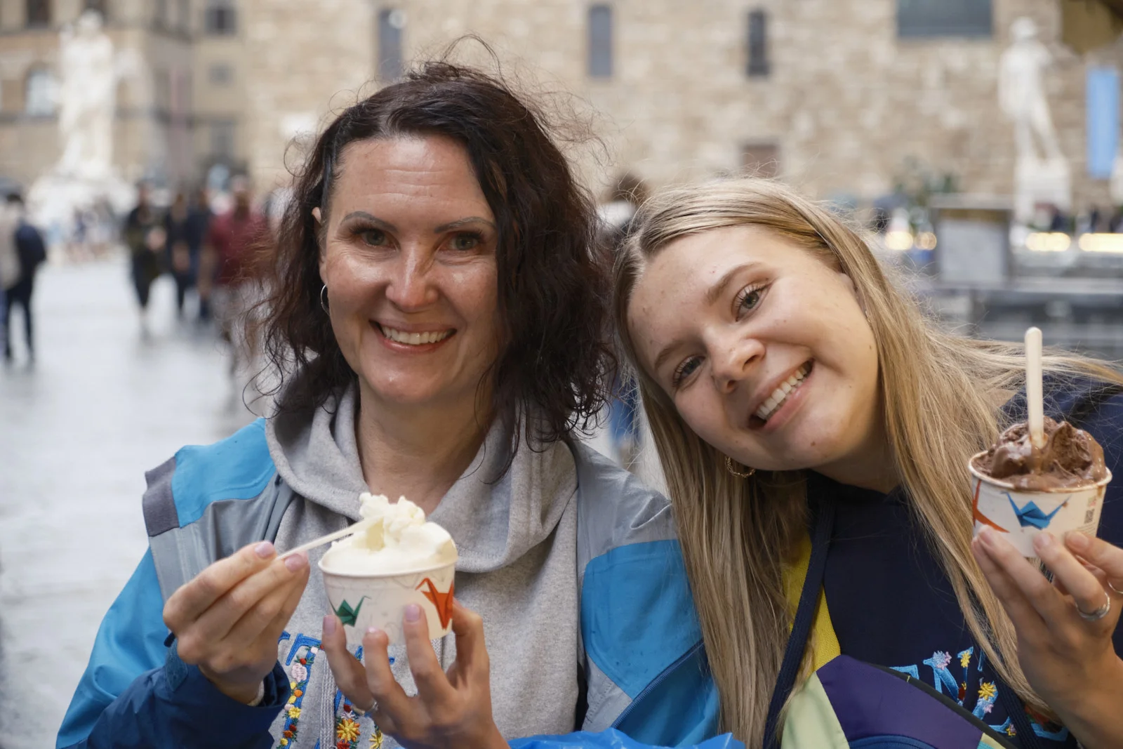 Two people with gelato in front of Palazzo Vecchio
