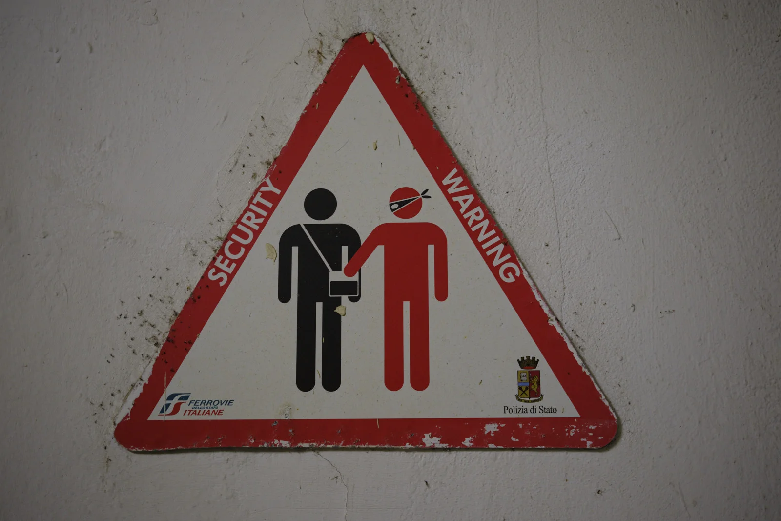 Italian railway pickpocket warning sign