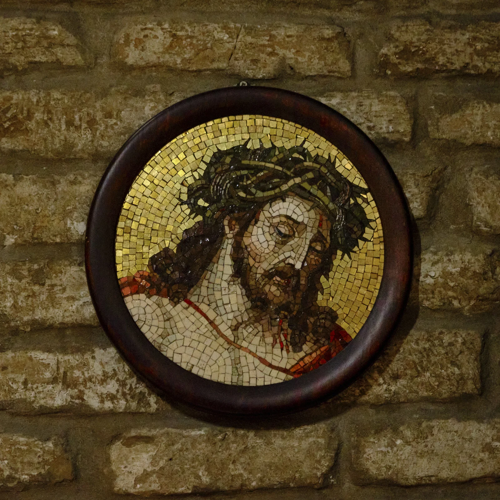 Circular mosaic of Christ wearing the crown of thorns